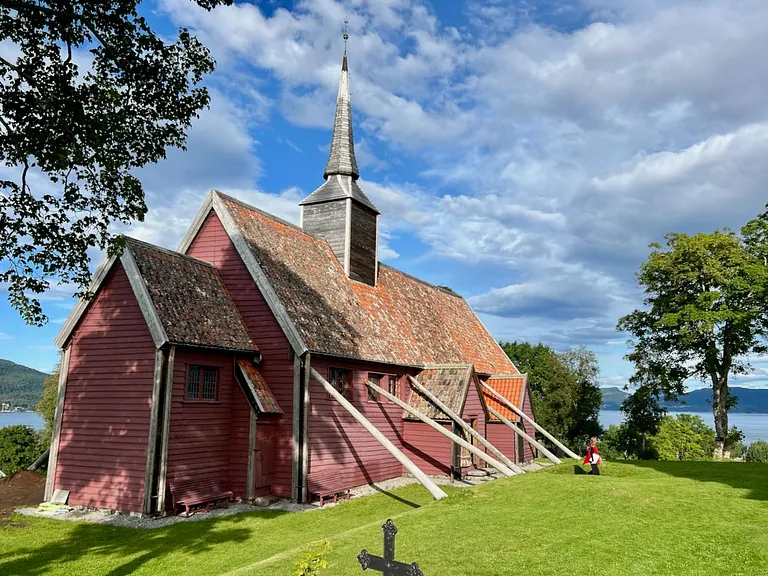 Kvernes stavkirke